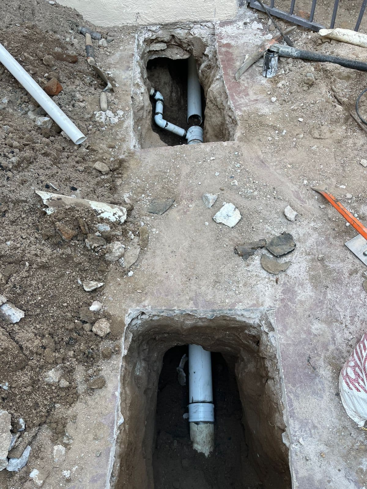 Excavación para reparación de tubería de plomería en Hermosillo
