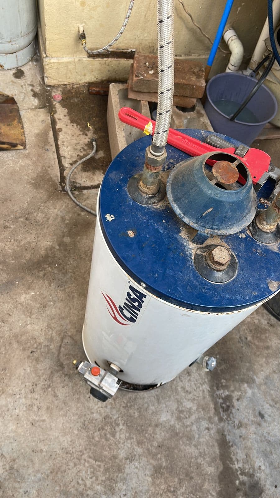 Reparación de calentador de agua con herramientas